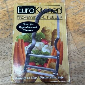 Vegetable peeler NEW, never used.  Very sharp!